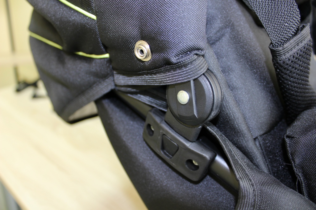 Замок фиксатора капюшона коляски для детей с дцп.JPG